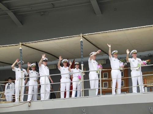 Các sĩ quan, thuỷ thủ trên soái hạm USS Blue Ridge vẫy tay chào tạm biệt TP Đà Nẵng - Ảnh: HC