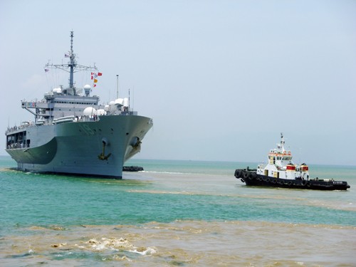Sà lan của cảng Đà Nẵng tiễn soái hạm USS Blue rời bến - Ảnh: HC