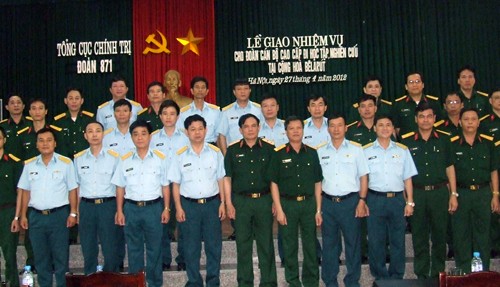 Trung tướng Nguyễn Văn Động chụp ảnh lưu niệm cùng các học viên