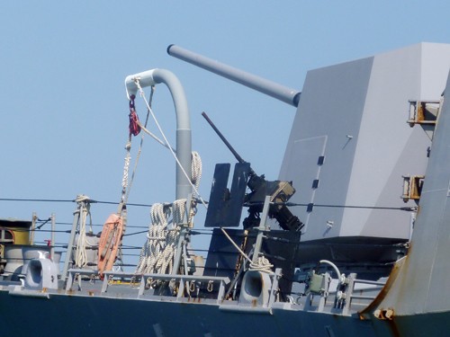 Pháo hạng nặng và súng máy ở sườn tàu và phía mũi tàu