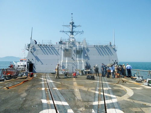 cùng sân đỗ máy bay trên tàu USS Chafee nhưng sao không thấy bóng dáng hai chiếc trực thăng SH-60 Sea Hawk đâu cả?