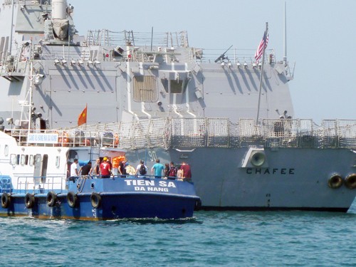 Sà lan đưa các sĩ quan, thuỷ thủ tàu USS Chafee vào bờ thăm phố phường Đà Nẵng.