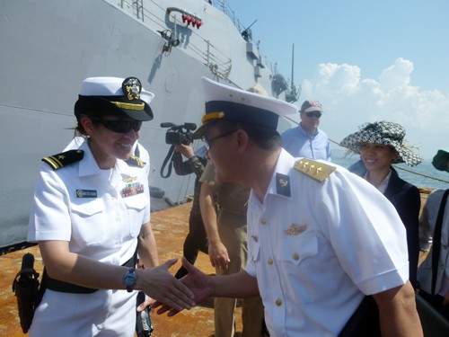 Tuy nhiên các sĩ quan trên tàu khu trục USS Chafee rất vui vẻ, niềm nở đón tiếp đoàn sĩ quan Hải quân Việt Nam đến thăm