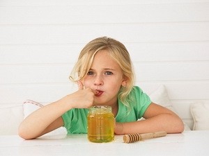Để an toàn, không nên cho trẻ uống mật ong khi còn quá nhỏ