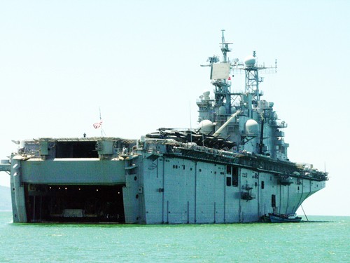Tháng 7/2007, sau chuyến thăm Hoa Kỳ của Chủ tịch nước Nguyễn Minh Triết, tàu USS Peleliu lần đầu tiên đã đến thăm Đà Nẵng theo lời mời của Chính phủ Việt Nam, với sứ mạng triển khai các hoạt động y tế, nhân đạo từ thiện trong Chương trình đối tác Thái Bình Dương - vốn được khởi xướng từ các hoạt động cứu trợ nhân đạo sau thảm hoạ sóng thần trên vùng biển Thái Bình Dương năm 2004. Ảnh: Tàu "há mồm" USS Peleliu neo ngoài khơi Đà Nẵng tháng 7/2007 - Ảnh: HC