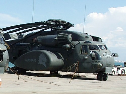 Các chiếc trực thăng MH-53 Pave Low xếp cạnh gọn gàng ở sân đỗ máy bay của tàu USS Peleliu - Ảnh: HC