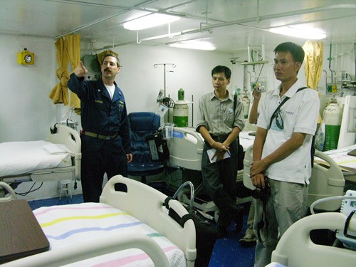 Tuy chỉ là bệnh viện dã chiến nhưng các trang thiết bị y tế trên tàu USS Peleliu rất hiện đại. Trong ảnh là phòng điều trị nội trú trên tàu USS Peleliu - Ảnh: HC