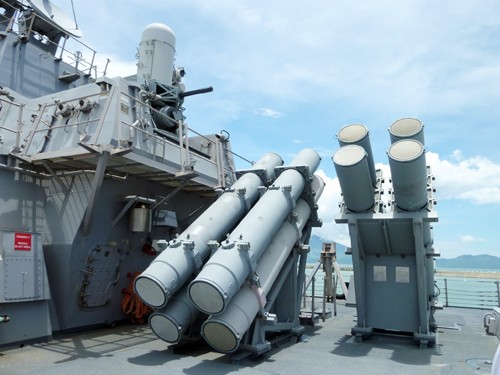 Vũ khí nổi bật nhất trên tàu USS John S. McCain là hai hoả tiễn tiêu chuẩn MK 41 VLS, Tomahawk, máy phóng hoả tiễn Harpoon, một súng Mk 45 5-inch-54 hạng nhẹ, hai hệ thống phòng thủ tên lửa đối tàu Palanx CIWS, ngư lôi Mk 46 (từ hai giá phóng cấu tạo 3 ống)... Hệ thống đẩy của tàu là 4 động cơ tua-bin chạy bằng gas General Eletric LM 2.500, tốc độ 30 hải lý/h…