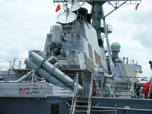 Giàn phóng tên lửa các loại được bố trí tại nhiều vị trí trên tàu USS John S. McCain - Ảnh:HC