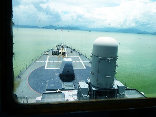 Từ cabin nhìn ra boong tàu USS John S. McCain và sân đỗ máy bay - Ảnh: HC
