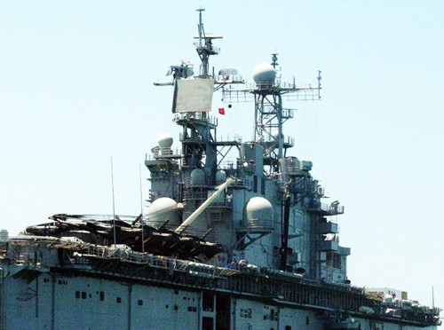 Giàn anten trên tàu USS Peleliu - Ảnh: HC