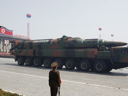Xe chở tên lửa 16 bánh trong lễ diễu binh ở Bình Nhưỡng ngày 15/4 (Ảnh: Reuters)