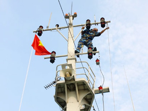 Trước đó, từ 4 giờ sáng ngày 24-4, từ khu vực biển Cồn Cỏ, biên đội tàu của Cảnh sát biển Việt Nam đã nhổ neo, hướng về vị trí 21 trên đường phân định Vịnh Bắc Bộ, để thiết lập đội hình tuần tra cùng 2 tàu của Trung Quốc. Đúng 8 giờ sáng, các tàu CSB 2007 và CSB 2008 có mặt tại vị trí 21. Ảnh: Tàu 2007 chuẩn bị rời sông Bạch Đằng tham gia cuộc tuần tra chung với Trung Quốc