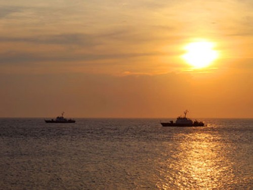 Tại đây, thủy thủ đoàn Cảnh sát biển Việt Nam và 2 tàu Trung Quốc cùng lên boong tàu, thực hiện nghi lễ chào hỏi thủy thủ đoàn của nhau. Sau phần nghi lễ chào hỏi, 4 tàu tuần tra của Cảnh sát biển Việt Nam và phía Trung Quốc thiết lập đội hình tuần tra, theo thứ tự: kỳ hạm 301, kỳ hạm 2007, tàu kỳ viên 46013 và tàu kỳ viên 2008, tiến vào vùng đánh cá chung phía Trung Quốc. Ảnh: 2 tàu 2007 và 2008 đến khu vực biển đảo Cồn Cỏ chiều ngày 23-4