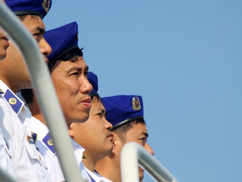 Cảnh sát biển Việt Nam lên boong tàu chào thủy thủ đoàn phía Trung Quốc trước cuộc tuần tra chung
