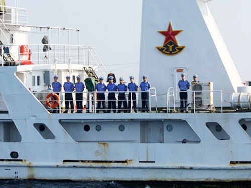 Thủy thủ đoàn tàu 301 của Trung Quốc chào cảnh sát biển Việt Nam