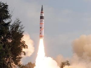 Hệ thống tên lửa tầm xa Agni V rời khỏi bệ phóng tại đảo Wheeler thuộc Ấn Độ ngày 19/4. (Ảnh: AFP/TTXVN)