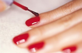 Sơn móng tay quả là một thú vui thú vị cho các bạn nữ, tuy nhiên, liệu bạn đã biết rằng sơn móng tay có thể ảnh hưởng tới tình trạng sức khỏe của bạn? Hãy xem ngay hình ảnh liên quan để tìm hiểu về tác hại của sơn móng tay đối với sức khỏe và cách bảo vệ làn da, móng tay của bạn một cách tốt nhất.