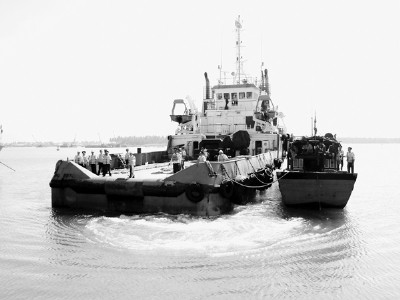 Tàu 9002 cứu ngư dân bị nạn vào bờ.