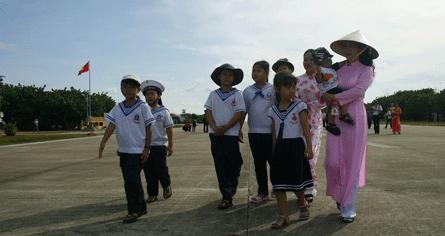 Các em học sinh trên huyện đảo Trường Sa mặc bộ quần áo đồng phục mang đậm chất hải quân.