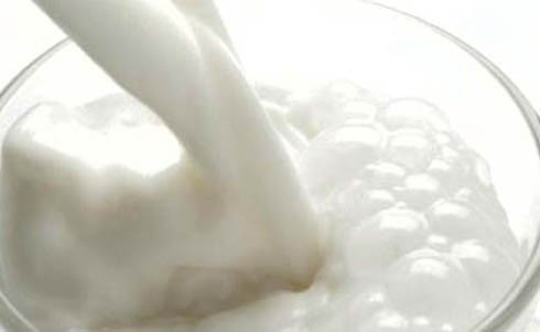 2.Uống sữa ít béo: Các loại sữa chứa ít chất béo hoặc sữa không đường sẽ cung cấp lượng calcium cần thiết để ngăn ngừa chứng loãng xương. Hãy lưu ý nên uống sữa ít béo thì tốt hơn sữa có đường bởi đường không tốt cho sức khỏe. Xem thêm: Những thực phẩm cực tốt giúp thanh nhiệt, giải độc trong mùa hè / Những loại quả cực tốt giúp thanh nhiệt giải độc mùa hè