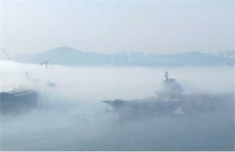 Tàu sân bay được kéo về cảng Đại Liên trong làn sương mù dày đặc.