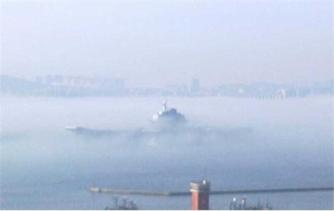 Sương mù dày đặc khiến những hình ảnh về tàu sân bay trở nên mờ ảo.