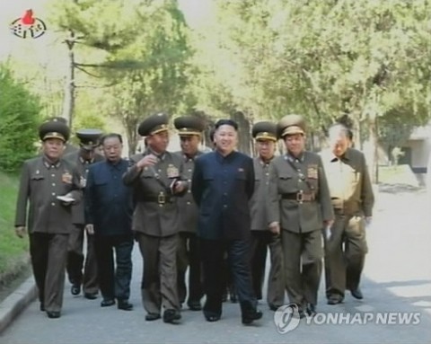 Đại tướng Kim cùng các tướng lĩnh cấp cao tới thị sát Bộ chỉ huy Không quân và Phòng không của Quân đội Nhân dân Triều Tiên. Ảnh: KCNA/Yonhap
