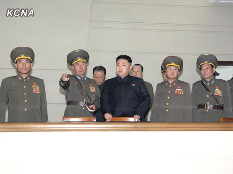 Tư lệnh Không quân Triều Tiên Ri Pyong-chol báo cáo đại tướng Kim trong chuyến thị sát của ông tới Bộ chỉ huy Không quân và Phòng không. Ảnh: KCNA