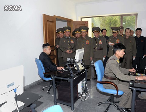 Con trai út của cố chủ tịch Kim Jong-il thử dùng một máy tính tại một phòng làm việc của Bộ chỉ huy Không quân và Phòng không. Ảnh: KCNA
