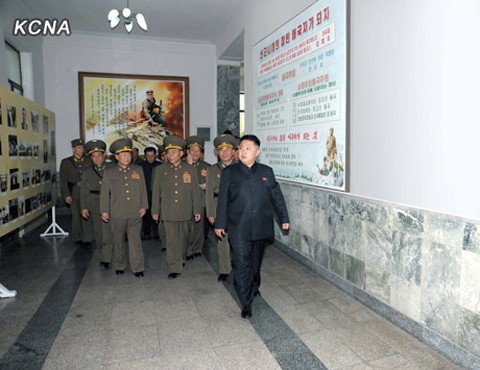Ông Kim đi thăm phòng truyền thống của đơn vị. Chuyến thị sát mới nhất của đại tướng Kim diễn ra trong bối cảnh Triều Tiên được cho là đang chuẩn bị tiến hành vụ thử hạt nhân thứ ba, sau cuộc phóng tên lửa thất bại hồi tháng trước. Nó cũng diễn ra ngay sau khi ông Kim trực tiếp thị sát một cuộc tập trận bắn đạn thật của quân đội Triều Tiên. Ảnh: KCNA