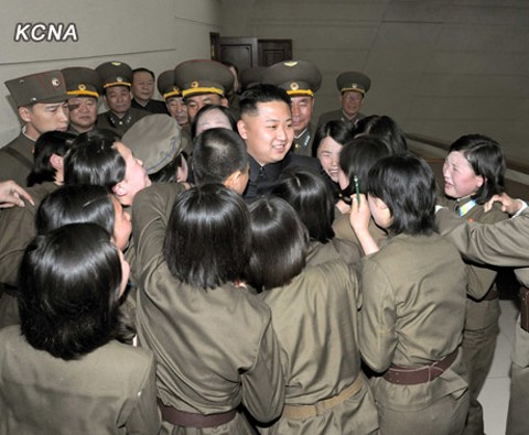 Đại tướng Kim được chào đón bởi các nữ quân nhân của Bộ chỉ huy Không quân và Phòng không. Ảnh: KCNA