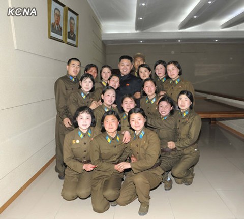 Người nắm giữ tất cả các vị trí lãnh đạo cao nhất của Triều Tiên chụp ảnh chung cùng các quân nhân của đơn vị. Ảnh: KCNA