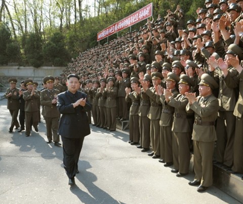 Ông Kim bước ra khu vực chụp ảnh chung với toàn đơn vị trong sự tung hô của các binh sĩ và tướng lĩnh. Kể từ khi trở thành người kế tục của ông Kim Jong-il, đại tướng Kim đã liên tục có các chuyến thị sát tới nhiều đơn vị quân đội thuộc các binh chủng khác nhau. Ảnh: Rodong Sinmun
