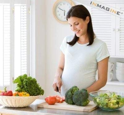 Phụ nữ mang thai cần sử dụng thực phẩm an toàn để phòng tránh ngộ độc.