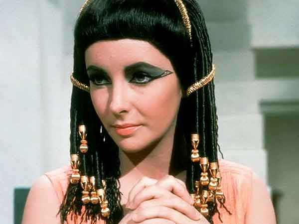 1. Mỹ nữ Ai Cập: Elizabeth Taylor trong vai nữ hoàng Ai Cập Cleopatra là người có công lớn trong việc “lăng xê” cặp mắt Ai Cập này và đánh dấu một bước chuyển mình lớn trong lịch sử thời trang. Xem thêm: Mỹ nữ Trời ban (P6): Mây thua nước tóc, tuyết nhường màu da/ Phục trang tôn dáng "đồng hồ cát" ..."hớp hồn" quý ông thế kỷ 19