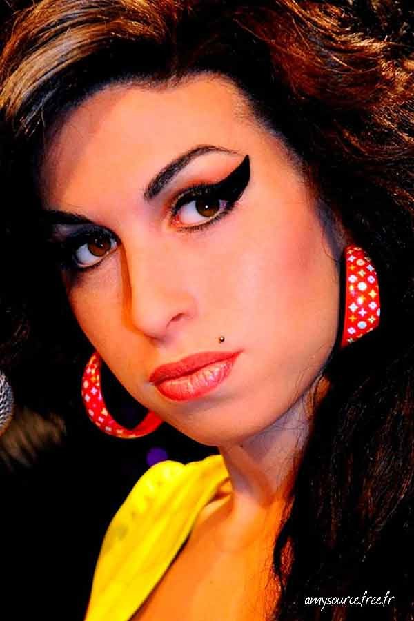 8. Biến tấu của thiên tài yểu mệnh: Amy Winehouse nổi tiếng với những ca khúc tuyệt vời, và cũng nổi tiếng với phong cách nổi loạn. Chưa bao giờ trong lịch sử thời trang, người ta thấy một cặp “mắt mèo” viền to và xếch đến như vậy. Xem thêm: Mỹ nữ Trời ban (P6): Mây thua nước tóc, tuyết nhường màu da/ Phục trang tôn dáng "đồng hồ cát" ..."hớp hồn" quý ông thế kỷ 19