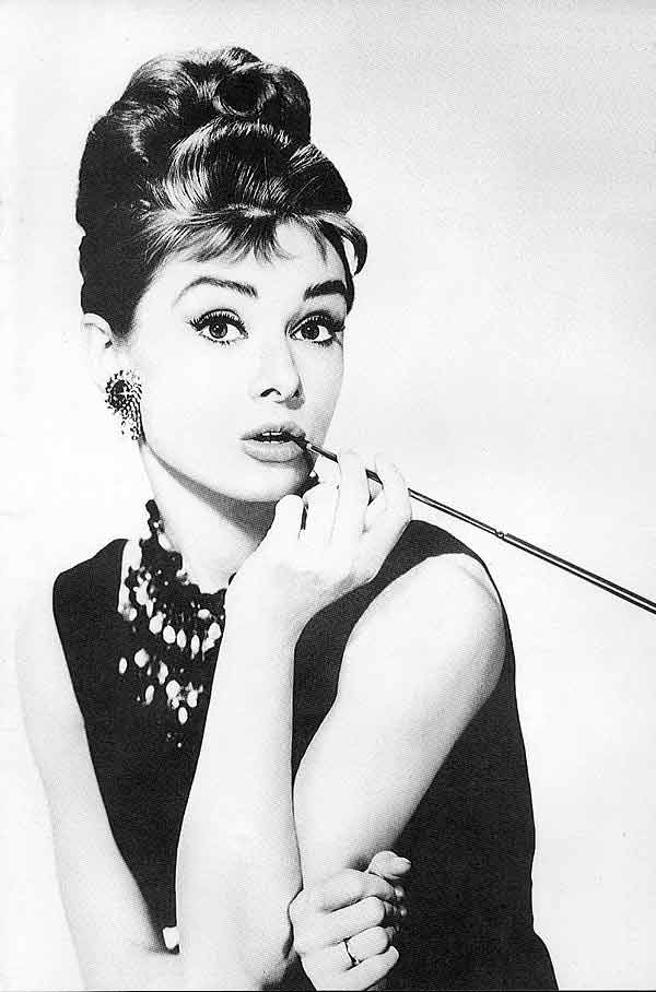 2. Nét trẻ thơ: Audrey Hepburn là người đã vận dụng hoàn hảo phong cách kẻ mắt đen này, đặc biệt với vai Holy Golightly trong bộ phim Breakfast at Tiffany’s. Đôi mắt viền đen đậm nhưng vẫn rất tự nhiên, với đuôi mắt chỉ hơi kéo dài một chút (khác với phong cách Ai Cập) khiến Audrey vẫn giữ được vẻ khao khát trẻ thơ. Xem thêm: Mỹ nữ Trời ban (P6): Mây thua nước tóc, tuyết nhường màu da/ Phục trang tôn dáng "đồng hồ cát" ..."hớp hồn" quý ông thế kỷ 19