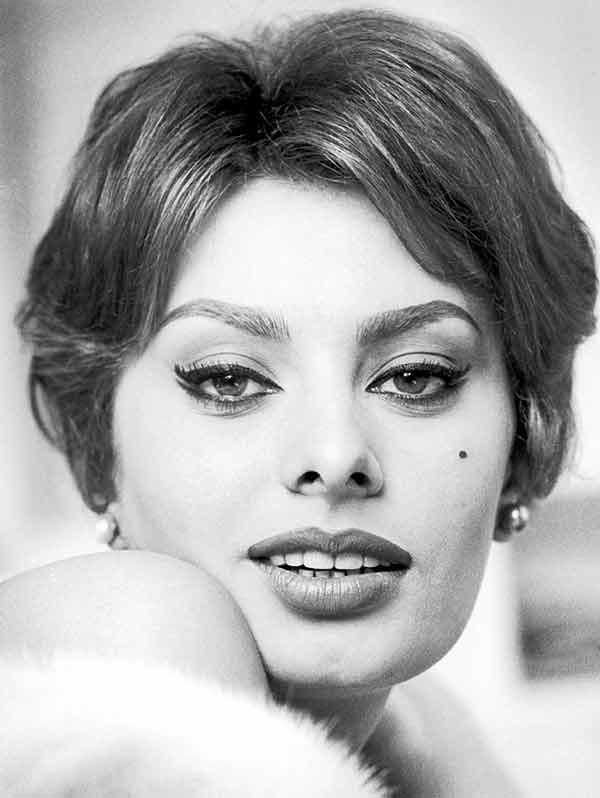 3. Người đàn bà đẹp: Sophia Loren hầu như luôn kẻ “mắt mèo” để nhấn mạnh hơn đôi mắt hình quả hạnh nhân của mình. Kết hợp với Mascara đen, Sophia đã tạo được một dấu ấn đẹp hoàn hảo của người đàn bà đậm chất Ý. Xem thêm: Mỹ nữ Trời ban (P6): Mây thua nước tóc, tuyết nhường màu da/ Phục trang tôn dáng "đồng hồ cát" ..."hớp hồn" quý ông thế kỷ 19