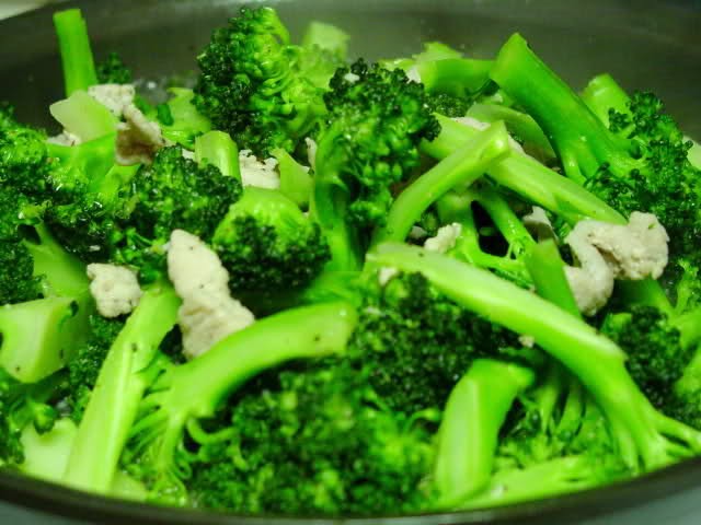Nghiên cứu cho thấy, trong bông cải xanh có chứa một hợp chất chống ung thư có tên gọi là sulforaphane, có tác dụng làm chậm lại quá trình phát triển của các tế bào ung thư vú và tác động để chúng tự tiêu hủy. Thêm vào đó, một hợp chất trong bông cải xanh, được gọi là indole-3-carbinol, khi vào cơ thể sẽ ức chế các estrogen có tác động thúc đẩy sự tăng trưởng của tế bào ung thư vú. Xem thêm: "Tuyệt chiêu" giải nhiệt ngày hè: các món ăn mát, bổ cho cả gia đình