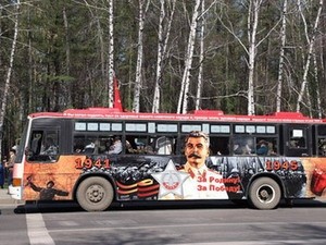 Xe buýt in hình Stalin trong dịp kỷ niệm 9/5 (Nguồn: RT)