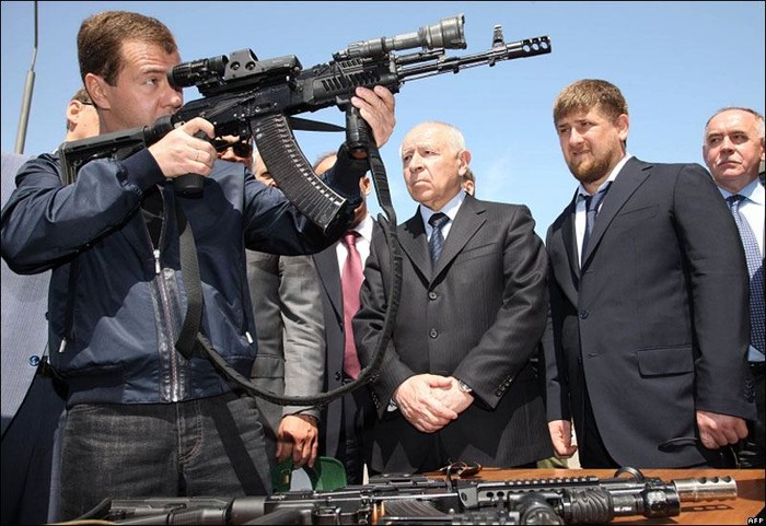 Cựu Tổng thống Nga D.Medvedev trong một lần thử súng