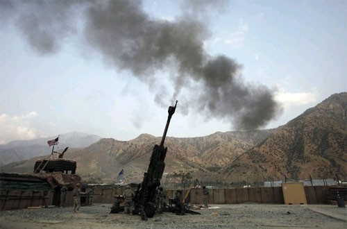Lính Mỹ bắn lựu pháo M777 tại Afghanistan năm 2011 - Ảnh: Reuters