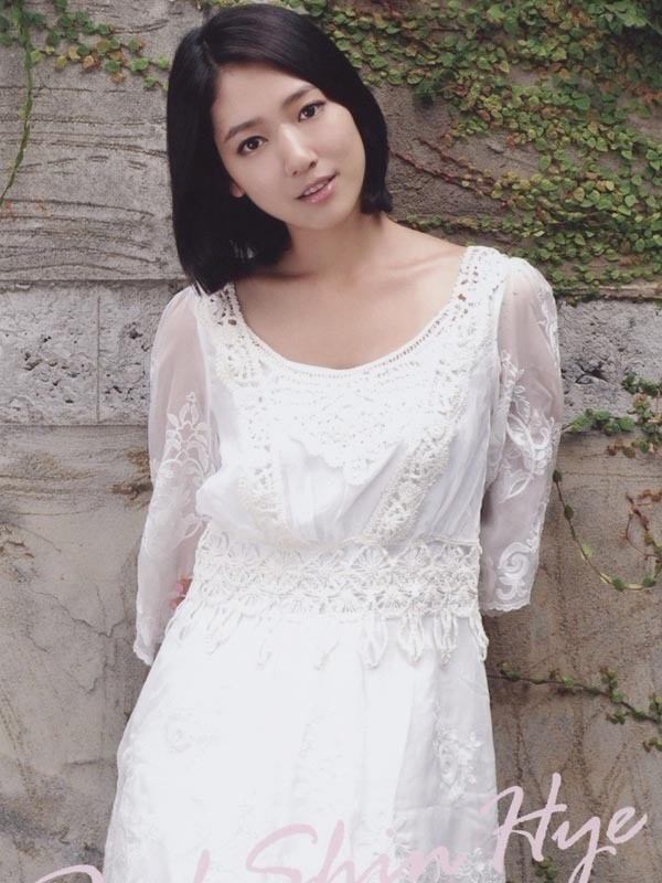 Park Shin Hye - cô nàng đẹp trai của "You are beautiful". Điểm nổi bật ở Shin Hye là chiếc cằm chẻ rất duyên, vẻ đẹp trong sáng, rạng ngời. (Ảnh HB) Xem thêm: Cơn sốt 'thiên sứ 9X': Đẹp như mỹ nhân cổ trang Trung Hoa