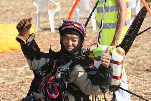Phi công Ryoya Igarashi từng vô địch dù bay Nhật Bản các năm 2003, 2005 và 2009 (Ảnh do Công ty C.A.T.I. cung cấp)