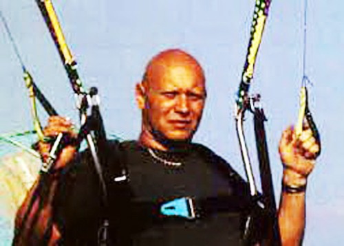 Phi công Didier Eymin (Pháp), người sáng lập môn dù lượn phiêu lưu từ năm 1985... (Ảnh do Công ty C.A.T.I. cung cấp)