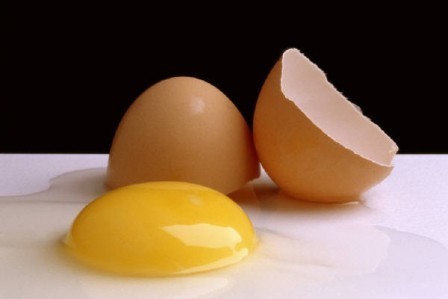 Thức ăn tốt cho chuyện yêu: Trứng: Lòng đỏ trứng chứa một chất có trong tinh dịch, do đó giúp kích thích sinh dục.(Ảnh: KKT) Xem thêm: Ăn hải sản an toàn: Những điều cấm kỵ phải nhớ