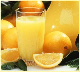 Vitamin C là một thành phần quan trọng của tinh dịch; việc uống 4 ly nước cam vắt mỗi ngày làm tăng khả năng tình dục. Vitamin B12 làm tăng sản lượng "tinh binh".(Ảnh: ITN) Xem thêm: Ăn hải sản an toàn: Những điều cấm kỵ phải nhớ