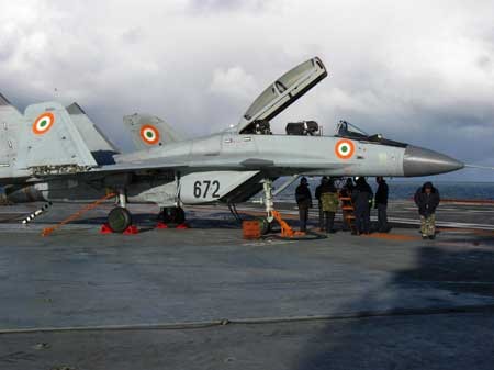 MiG-29KUB của Hải quân Ấn Độ thử nghiệm trên tàu Kuznetsov.