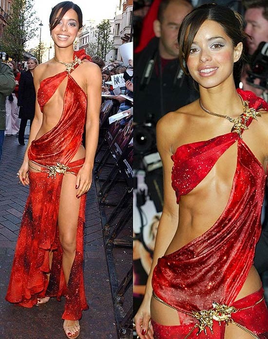 Tina Barret, thành viên nhóm S Club 7 khiến một buổi công chiếu phim năm 2003 chộn rộn vì chiếc váy đỏ khoe thân táo bạo. Xem thêm: "Khai quật" vẻ đẹp thời xa vắng của Hoa đán Củng Lợi